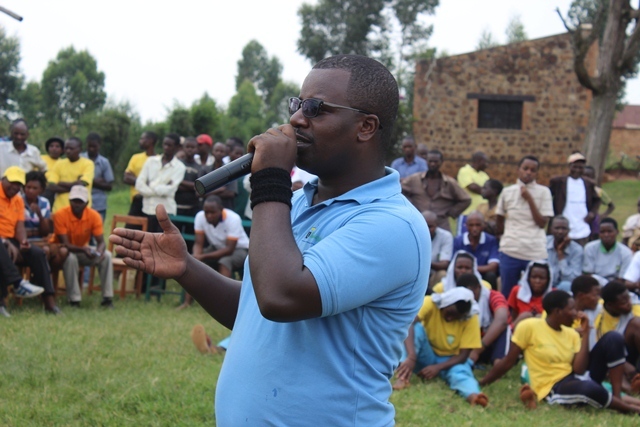 Abakinnyi b'Impano n'impamba bafashe umwanya wo gusobanurira abaturage uburyo bwo kuboneza urubyaro