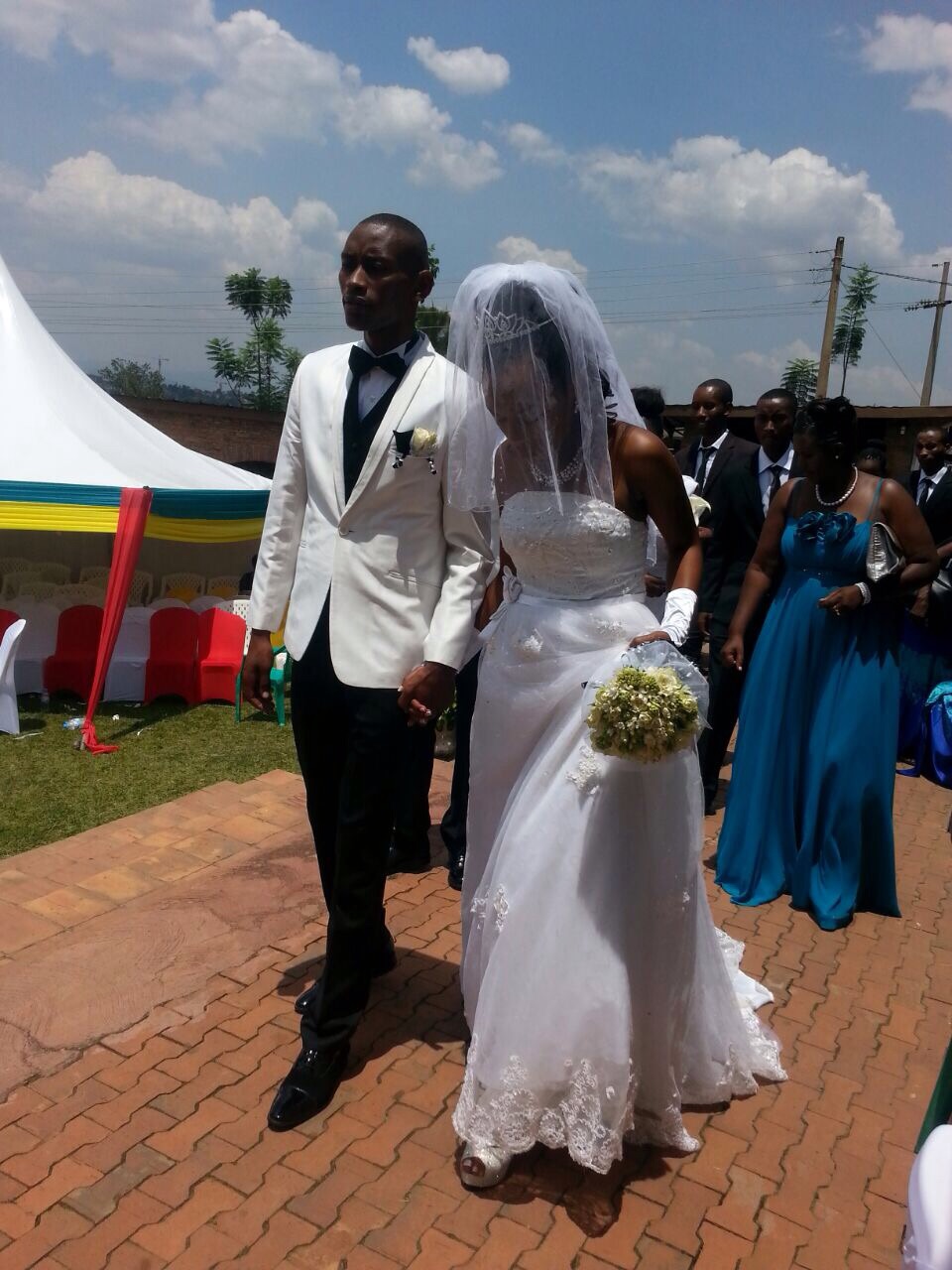 Mu myambaro y'umweru n'umukara, amabara ya APR FC yatambutse gitwari nyuma yo kubona umugore we