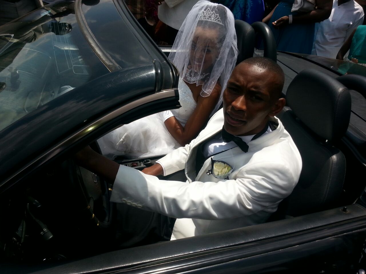 Migi ni we watwaye umugore we mu modoka bajya gusezerana imbere y'Imana i Nyamirambo (Ifoto/Sikubwabo D)