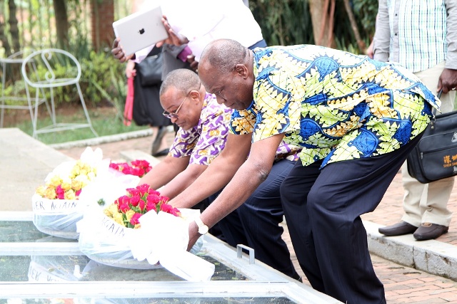 Abahagarariye itsinda ry'ingabo za Togo bashyira indabo ku mva zibitse imibiri y'abatutsi basaga 250.000 bahashyinguwe