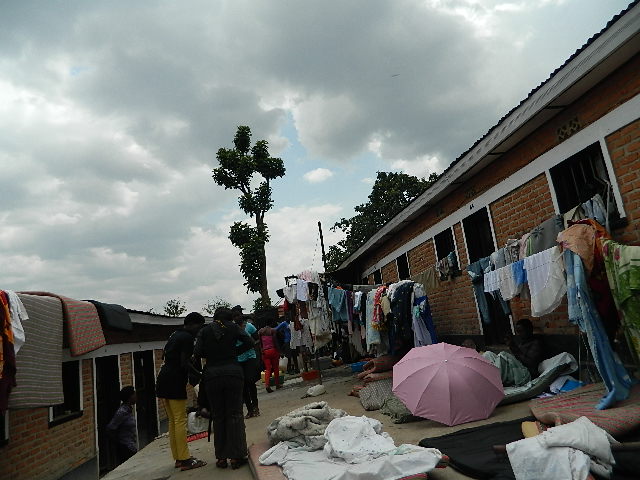 Abanyeshuri bamenyereye gusasa hanze