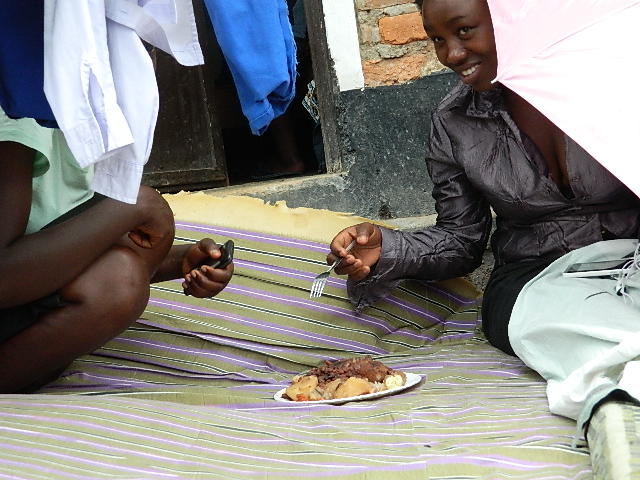 Aha bamwe barimo barya bicaye ku mifariso hanze