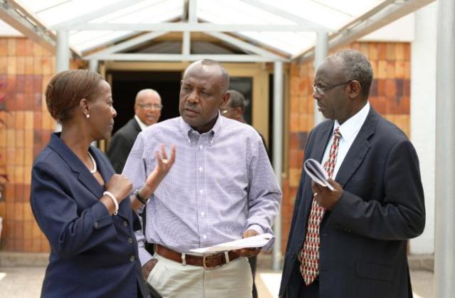Mushikiwabo Ibumoso asangira ibitekerezo na Umuyiobozi wungirije w'umutwe w'Abadepite, Abbas Mukama (hagati) ndetse na Depite Zenon Mutimura /Ifoto the new Times