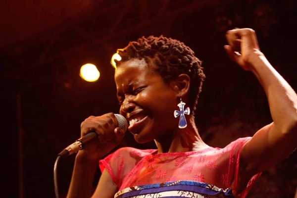 Liza Kamikazi aririmba muri Sauti za Busara Festival