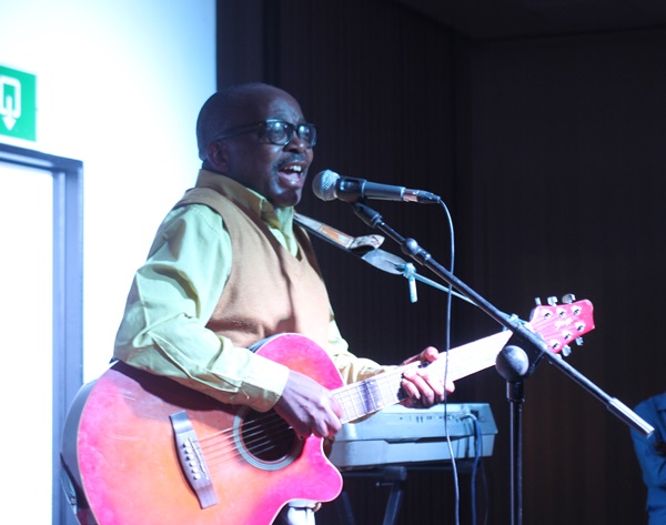 Mwitenawe Augustin yacuranze nyinshi mu ndirimbo ze zo ha mbere