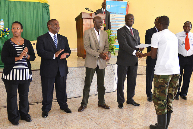 Abayobozi bakuru basoje Itorero ni bo batanze Certificats