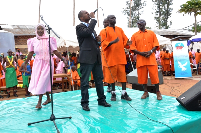 Kizito Mihigo yagiye akora yigisha ubumwe n'ubwiyunge muri za gereza
