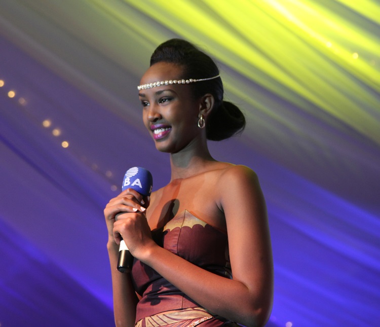 Abakobwa barasubiza ibibazo bitandukanye byibanda ku muco nyarwanda