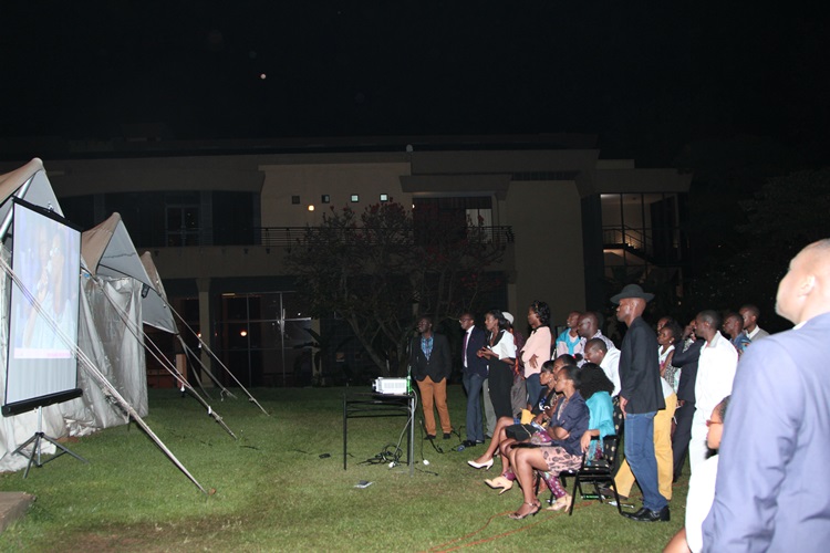 Hari abakurikiraniye uyu muhango hanze ya Salle hifashishijwe ikoranabuhanga