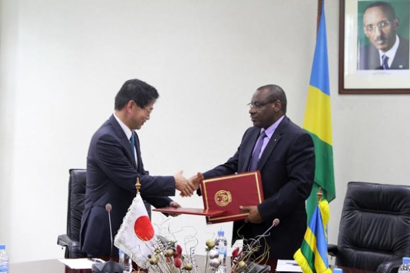 Minisitiri w’Imari n’Igenamigambi Amb. Claver Gatete na Ambasaderi w’u Buyapani mu Rwanda, Kazuya Ogawa