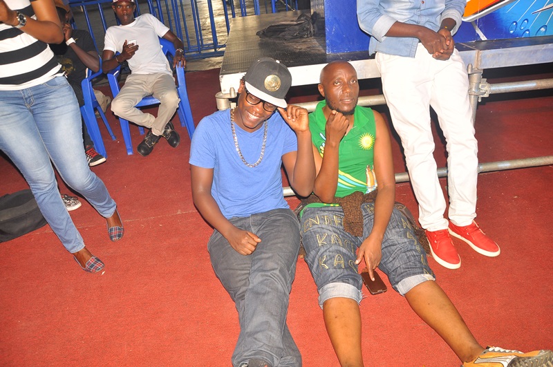 Bruce Melody na Senderi bicaye hasi bakurikirana imyitozo ya bagenzi babo