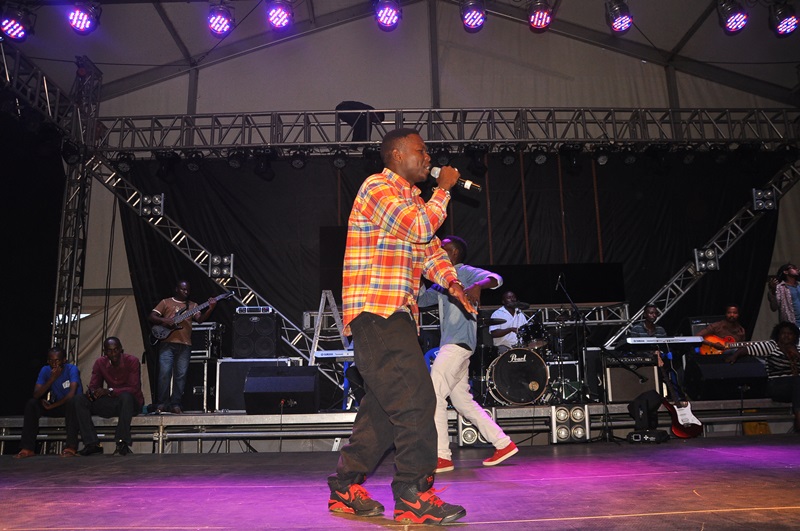 Bull Dogg mu njyana y'umujinya , araririmba iyitwa 'Nk'umusaza'