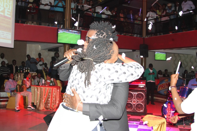 Uyu mufana yahobeye Bruce Melody amarira ashoka ku matama