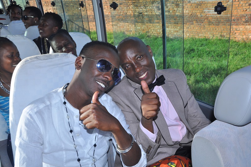 Jules Sentore na Senderi bafashe umuhanda berekeza kuri Hotel