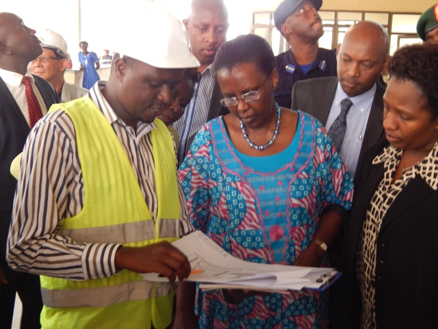 Min. Rugwabiza yerekwa aho imirimo y'ubwubatsi igeze