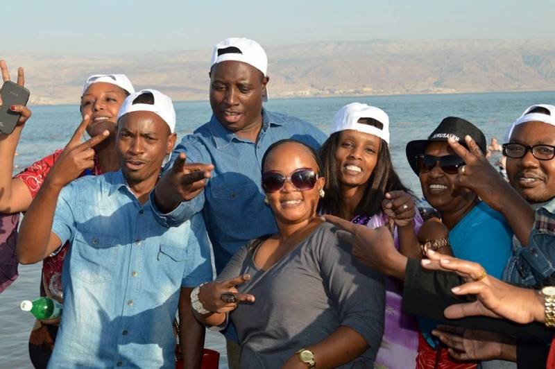 Intumwa y'Imana Paul Gitwaza n'abakirisitu be muri Isiraheli