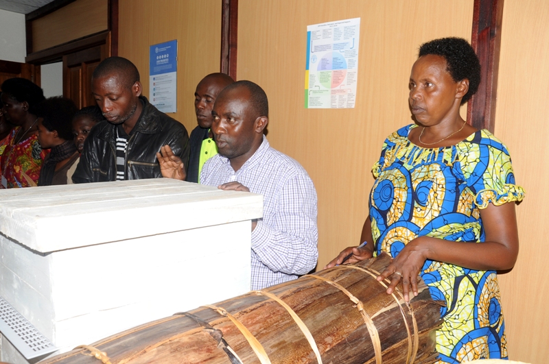 Abakora umwuga w'ubuvumvu berekana imitiba ya kijyambere n'iya gakondo