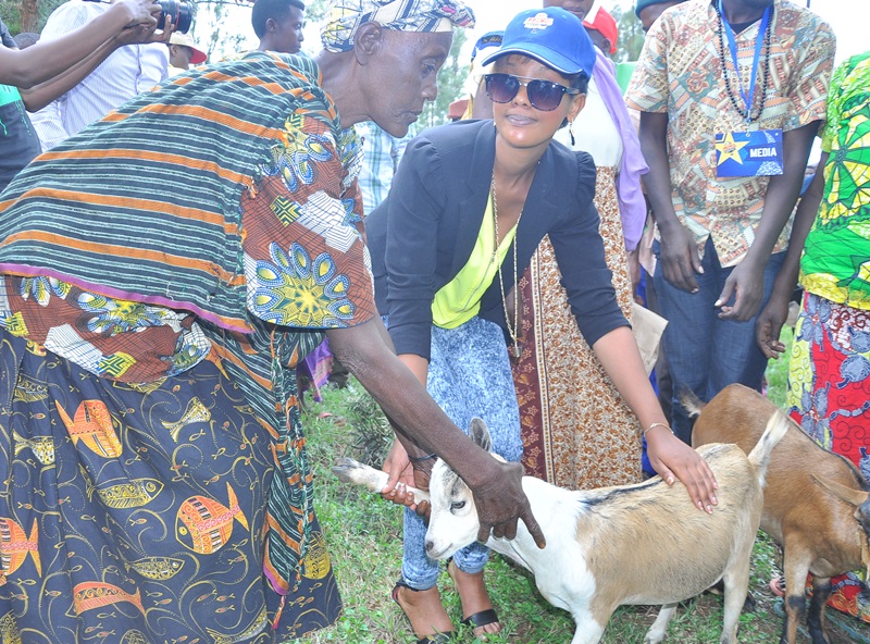 Knowless ashyikiriza ihene umwe mu miryango yirukanywe muri Tanzania