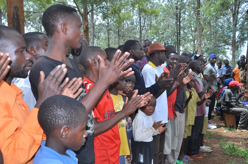 Abaturage bishimye cyane