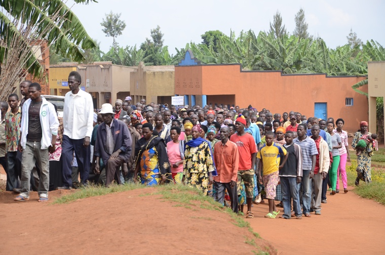 Abayobozi hamwe n'abaturage babanje gukora urugendo rwo kwibuka