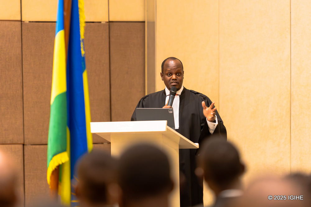 Perezida w'Urugaga rw'Abavoka, Me Nkundabarashi Moise, yasabye abanyamategeko bashya kurangwa n'indangagaciro nzima