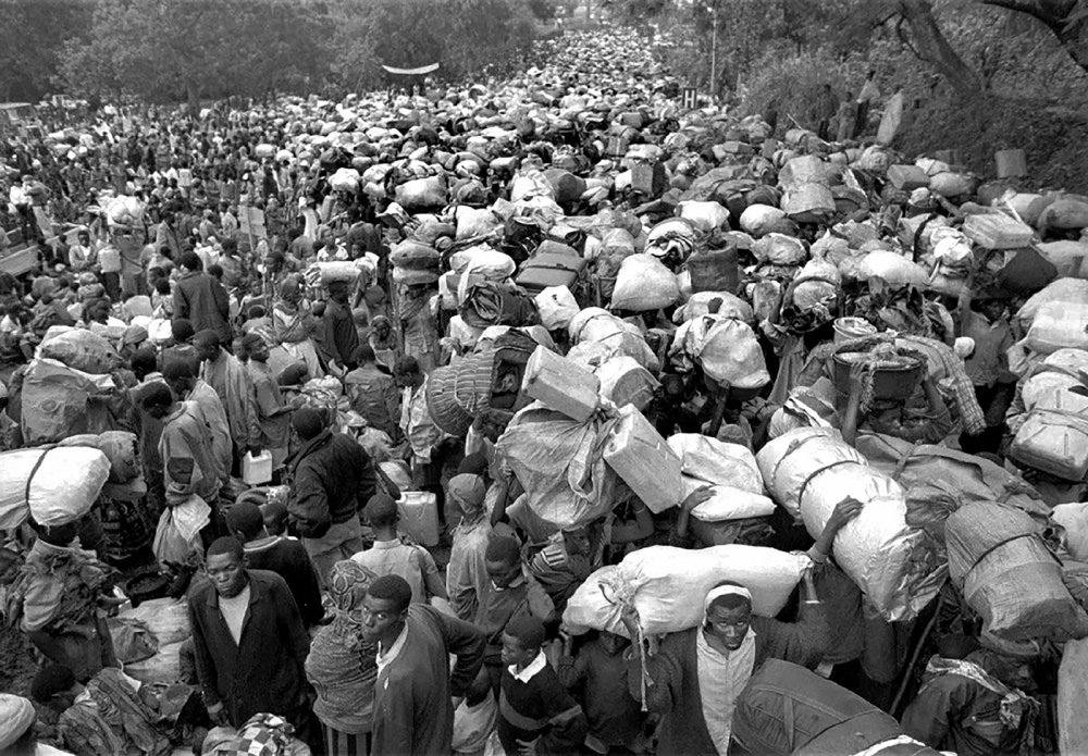 Ubwo Jenoside yari imaze guhagarikwa, Interahamwe zahise zerekeza muri Zaire zijyana n'impunzi nyinshi ari nazo Ingabo z'u Rwanda zagiye muri RDC zigiye gucyura