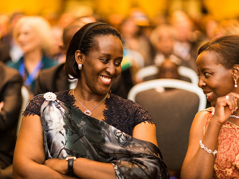 Madamu Jeannette Kagame na Minisitiri Mushikiwabo bagaragazaga akanyamuneza ku maso