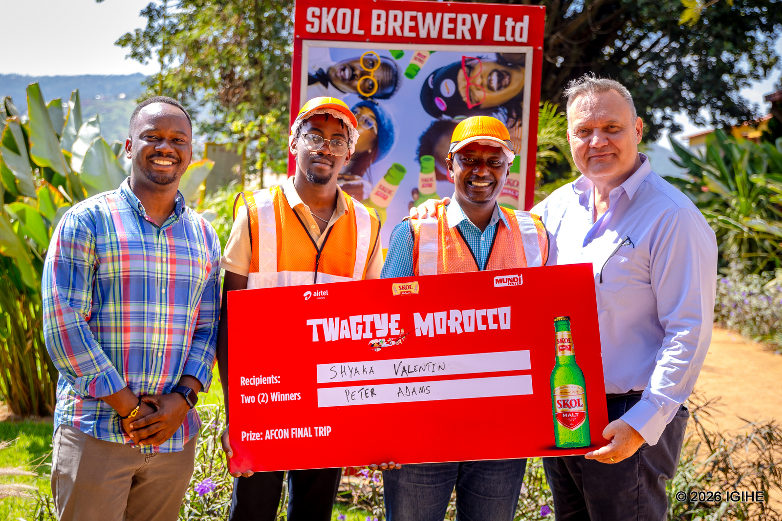 Abanyamahirwe batsindiye ibihembo ni babiri, bakiriwe ku ruganda rwa SKOL