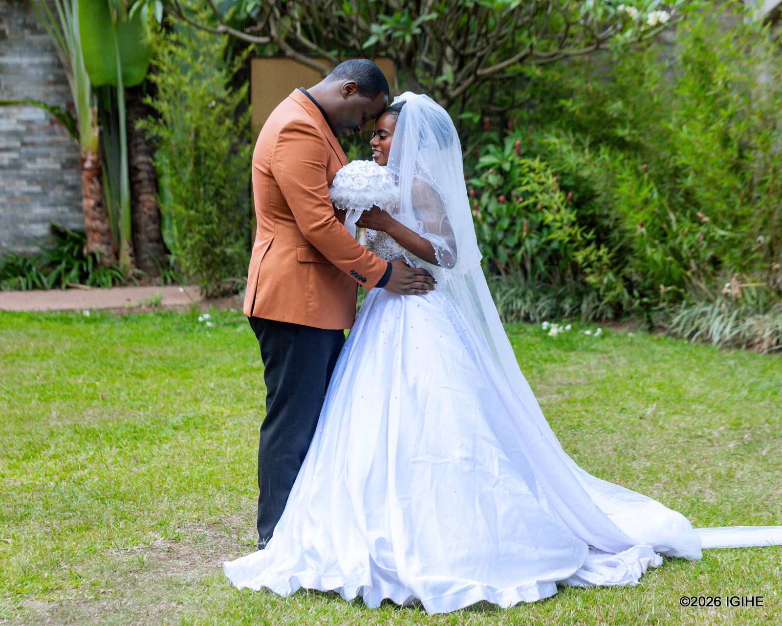 Mbere yo kujya gusezerana imbere y'Imana no kwakira abashyitsi, Apôtre Mutabazi yabanje gufata amafoto n'umugore we