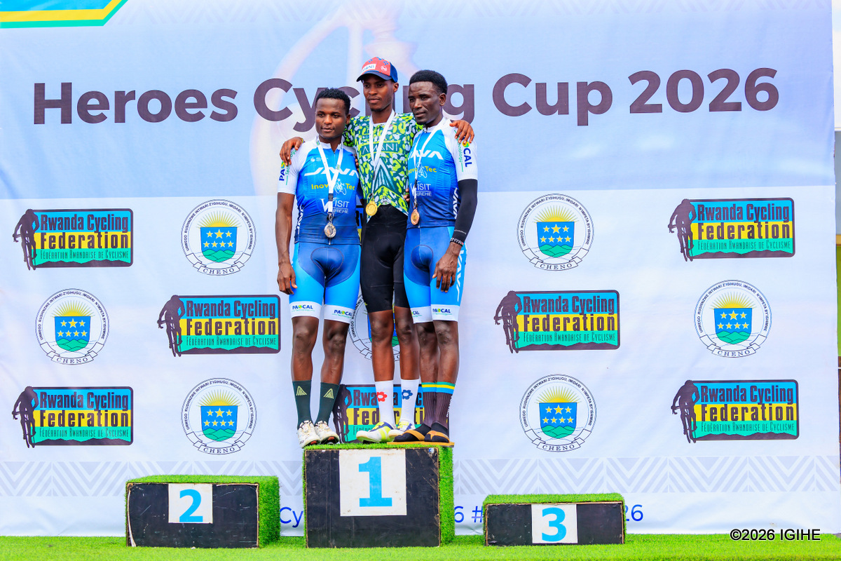 Muhoza Eric (hagati), Tuyizere Etienne (ibumoso) na Byukusenge Patrick (iburyo) ni bo basoreje mu myanya itatu ya mbere mu bagabo