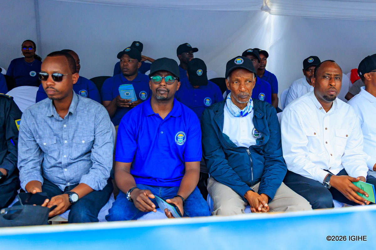 Munyanziza Gervais wari uhagarariye Minisiteri ya Siporo (ibumoso), Ndayishimiye Samson uyobora FERWACY (hagati) n'Umuyobozi Mukuru wa CHENO, François Ngarambe bari mu bitabiriye isozwa ry'iri siganwa