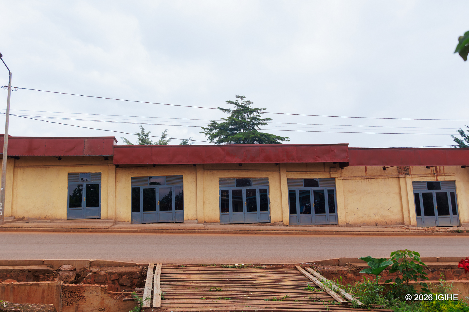 Mu gihe imiferege y'amazi itarapfundikirwa, hashyirwaho uburyo abaturage bambuka