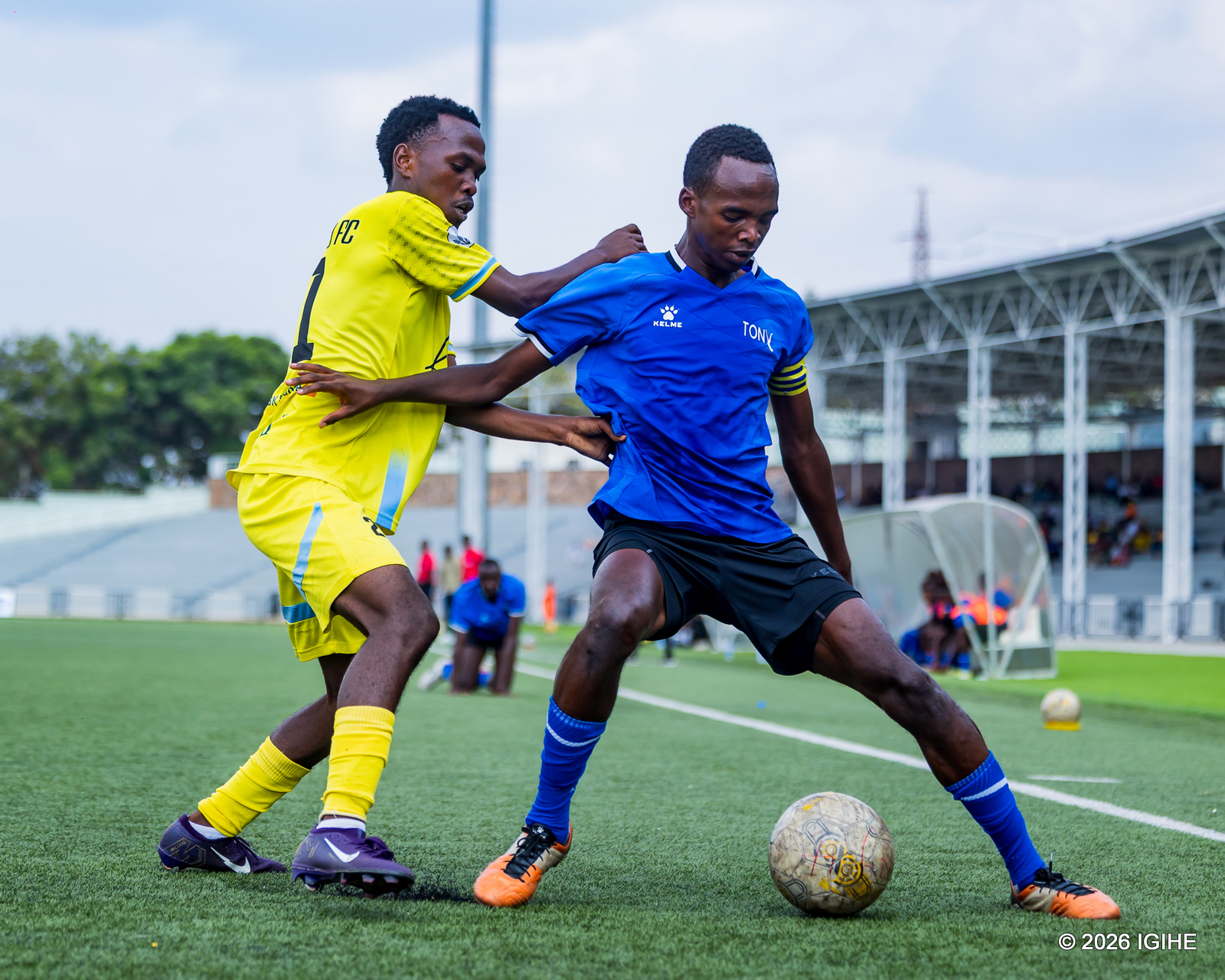 Kapiteni Sheja Djibril ahanganiye umupira