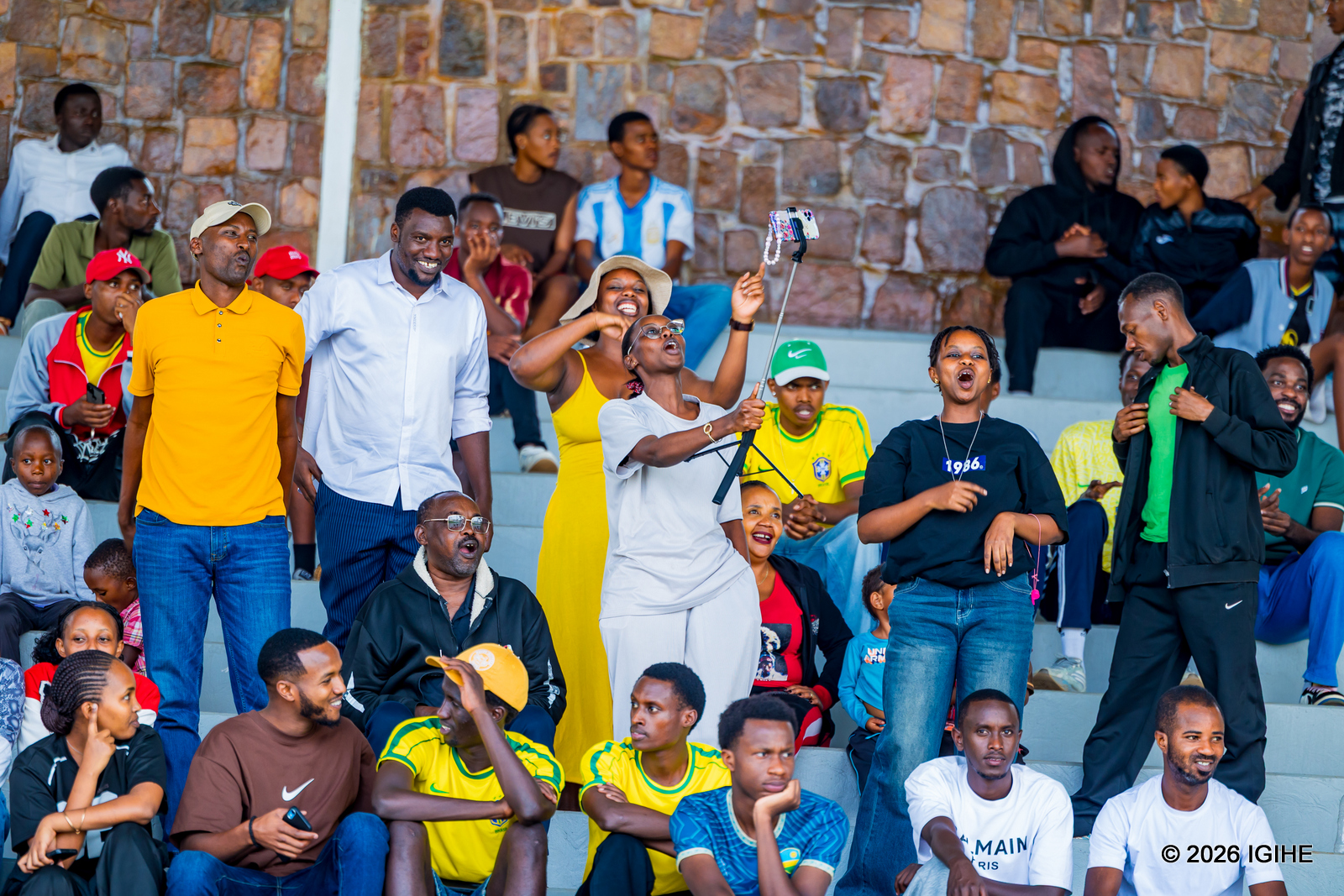 Abafana bake bari muri stade bishimira intsinzi