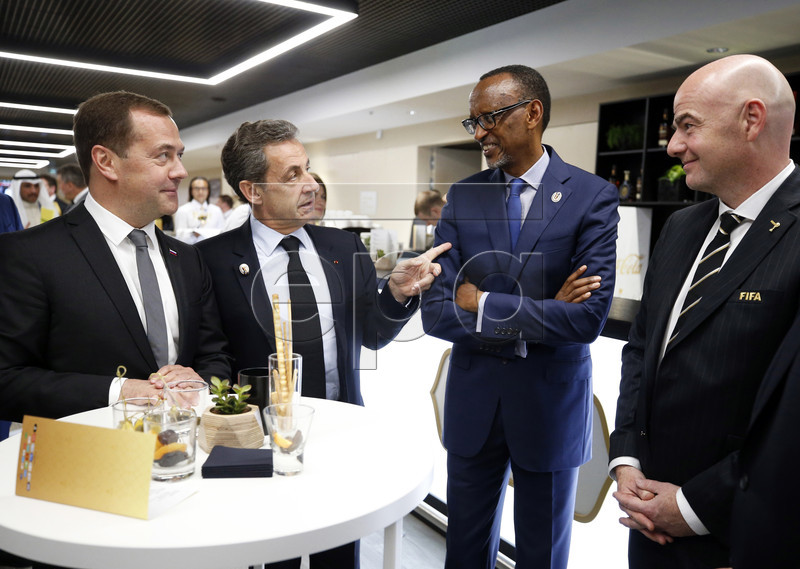 Perezida Kagame yabonanye na Minisitiri w’Intebe w’u Burusiya, Dmitry Medvedev (ubanza ibumoso), Nicolas Sarkozy wahoze ayobora u Bufaransa ndetse na Infantino uyobora FIFA