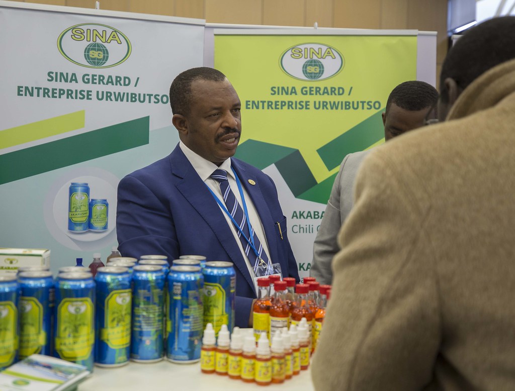 Umuyobozi wa Entreprise Urwibutso, Sina Gérard, yamuritse ibicuruzwa bye bimaze kwamamara ku Isi yose