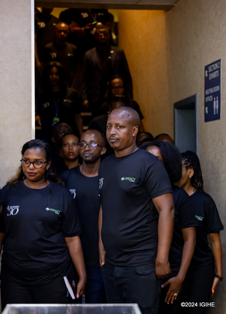 Aha abakozi ba Legacy Clinics bari bamaze gutambagizwa ibice bitandukanye by'Urwibutso rwa Jenoside rwa Kigali ruri ku Gisozi