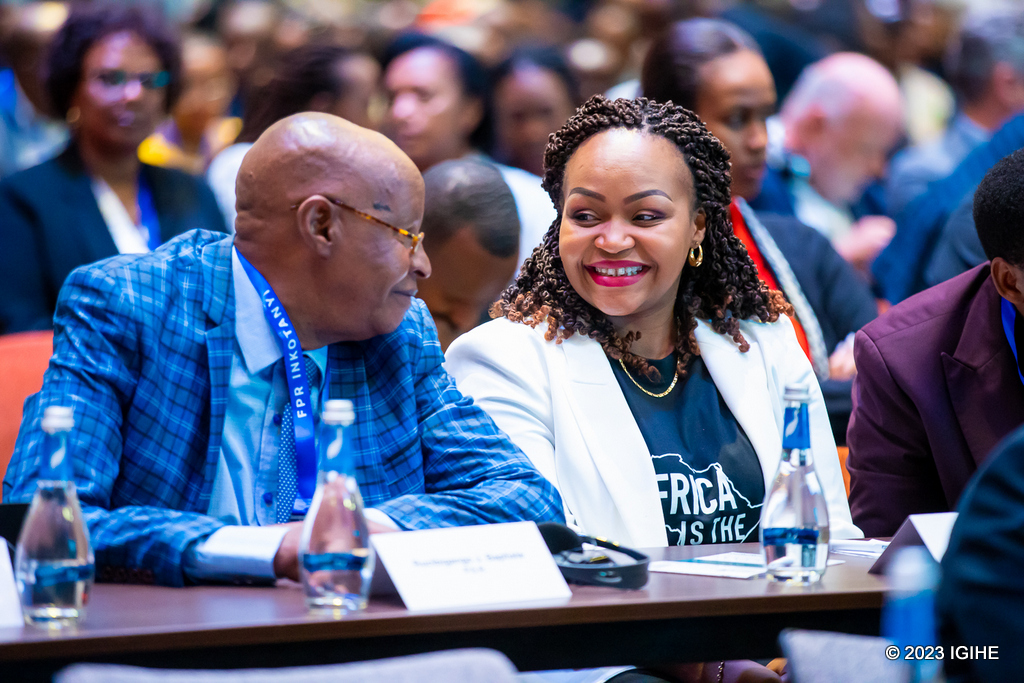 Rucibigango Jean Baptiste uyobora Ishyaka ry'abakozi mu Rwanda, PSR, aganira n'Umunyamabanga Uhoraho muri Minisiteri y'Ububanyi n'Amahanga, Clementine Mukeka