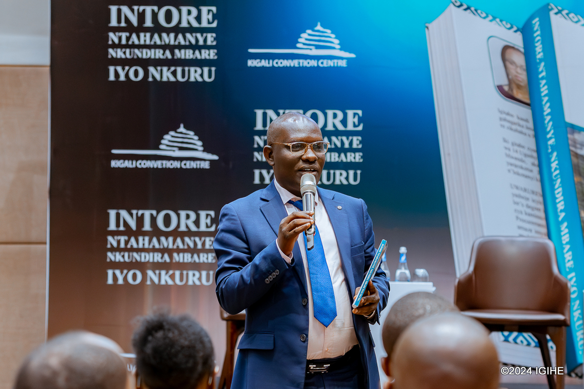 Umuyobozi w'Urugaga rw'Abanditsi mu Rwanda, Twagirimana Richard yijeje Uwarurema ubufatanye ku buryo igitabo "Intore Ntahamanye Nkundira Mbare Iyo Nkuru" yanditse cyanatangira kwigishwa mu mashuri