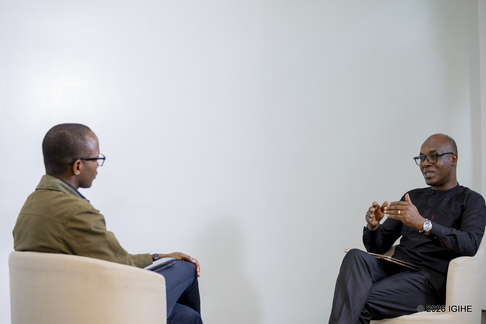 Prof. Kasai Ndahiriwe, Umuyobozi w’Ishami rishinzwe Politike y’Ifaranga muri BNR, yavuze ko ibyemezo Banki Nkuru y'Igihugu ifata ku kuzamura, kugabanya cyangwa kurekera inyungu fatizo ku rugero yari iriho; byose biba bigamije kurengera umuturage
