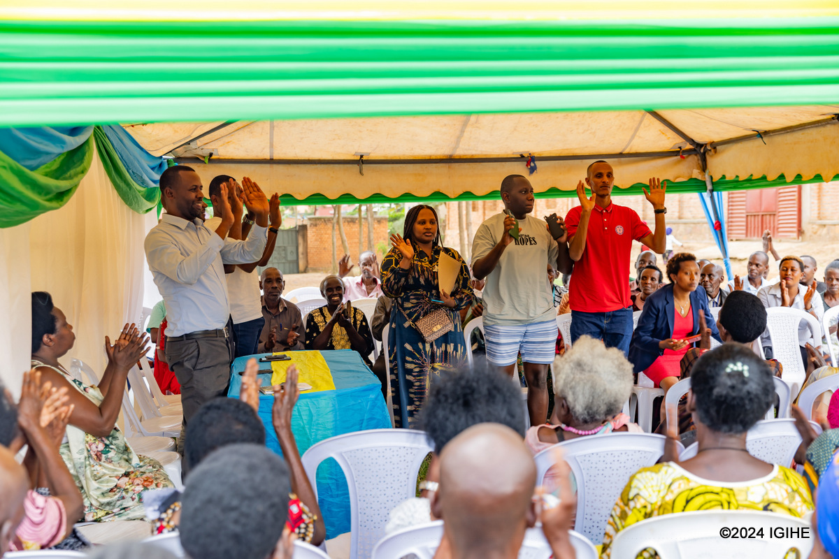 Ubwo abagize Ihuriro ry'Abacungamutungo ba za banki zo mu Rwanda basuhuzaga abo bageneye inkunga