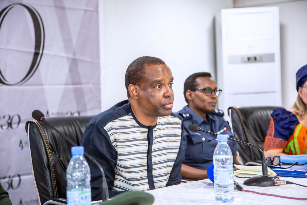 Amb Karabaranga ubwo yari akurikiye ikiganiro kigaruka ku mateka yaranze u Rwanda cyatanzwe mu kiganiro 'Igicaniro'