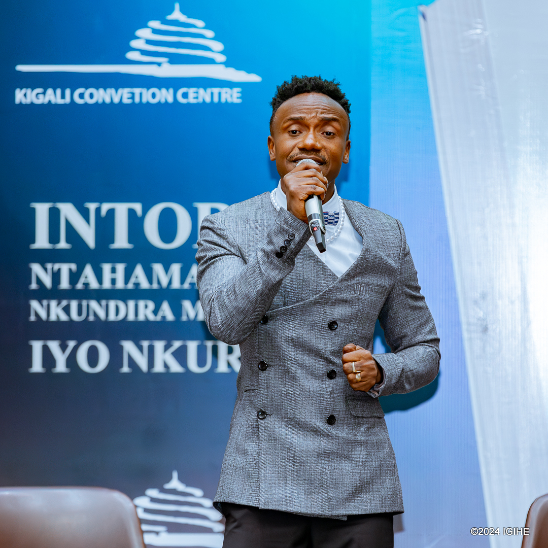 Abitabiriye imurikwa ry'igitabo cyanditwe na Uwarurema Tharcille, bataramiwe mu ndirimo n'Umuhanzi Maniraruta Martin uzwi nka Mani Martin