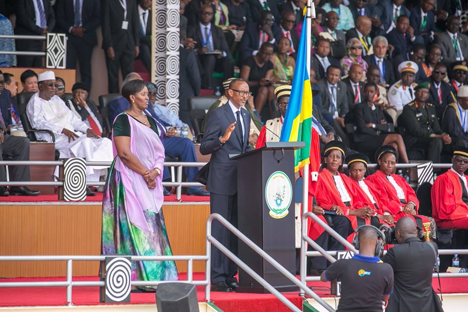 Perezida Kagame arahirira kuyobora u Rwanda muri manda y'imyaka irindwi. Yari agaragiwe na Madamu Jeannette Kagame