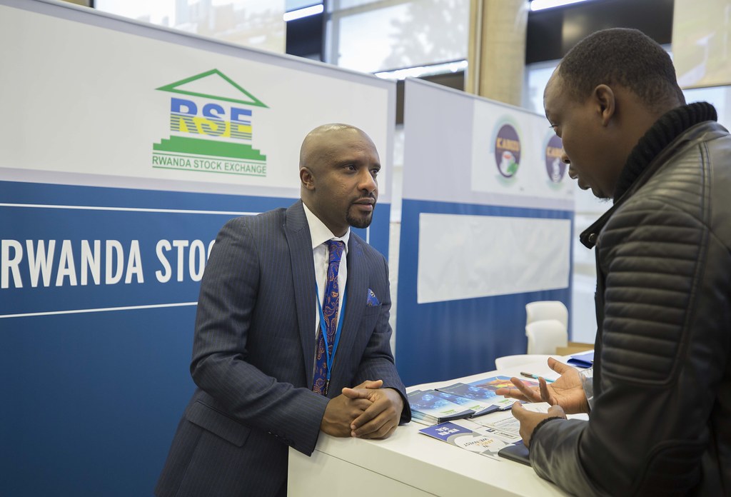 Umuyobozi Mukuru w'Ikigo cy'Imari n'Imigabane mu Rwanda (RSE), Rwabukumba Pierre Célestin, asobanurira abitabiriye Rwanda Day amahirwe yo kugura imigabane mu rwababyaye