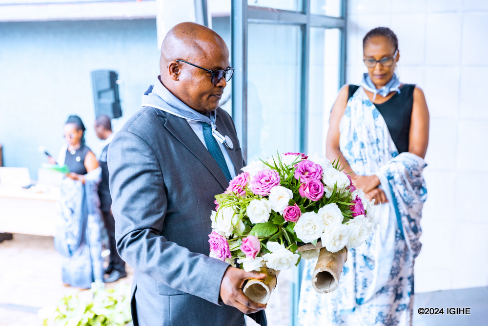 Umuyobozi Mukuru wa WASAC Group, Prof Munyaneza Omar ashyira indabo ku kimenyetso cyo kwibuka, kiriho amazina y'abahoze ari abakozi ba Electrogaz bamaze kumenyekana ko bishwe muri Jenoside yakorewe Abatutsi