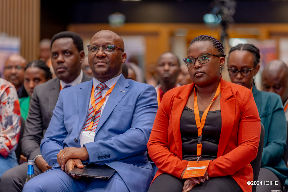 Umuyobozi w’Ikigo cy’Igihugu Gishinzwe Uburezi Bwibanze, Dr. Nelson Mbarushimana (ibumoso) akurikiye ikiganiro kigaragaza ibigomba kwitabwaho mu kwimakaza uburezi budaheza
