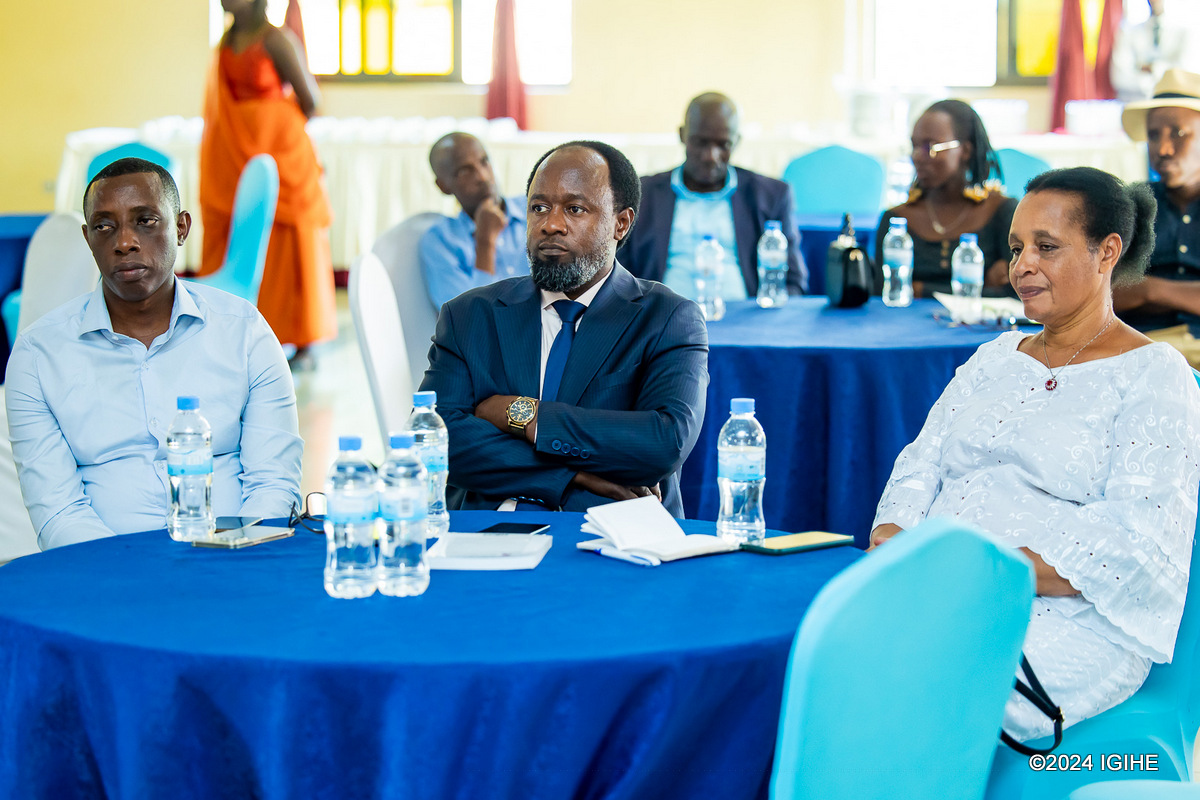 Imurikwa ry'igitabo Uwase Immaculate yise ‘Umwari Ubereye u Rwanda’ cyitabiriwe n'abantu batandukanye bari baje kumushyigikira
