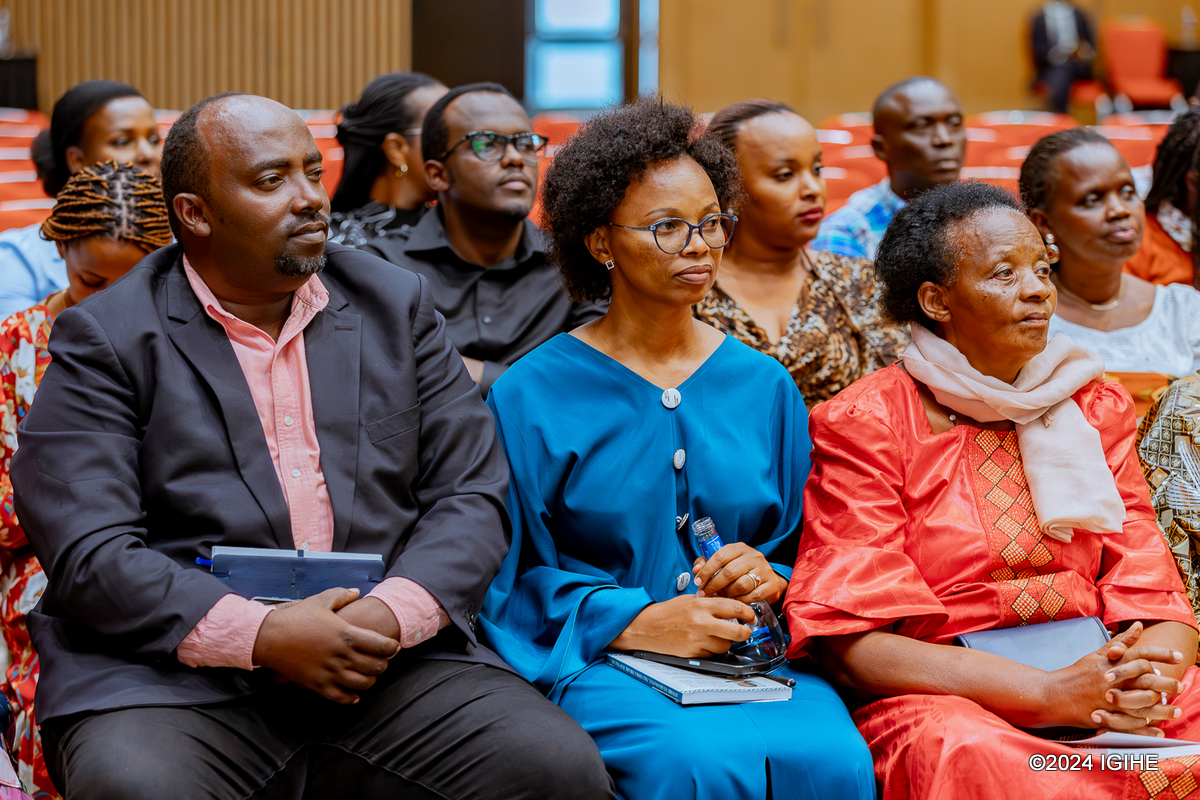 Uwarurema Tharcille (hagati ku murongo w'imbere) yari yashyigikiwe n'abarimo umubyeyi we Victoria Uwambaye (uwa mbere uhereye iburyo)