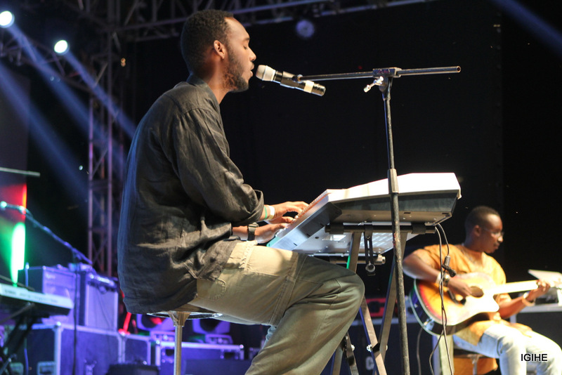 Mike Kayihura yaririmbye anacuranga piano